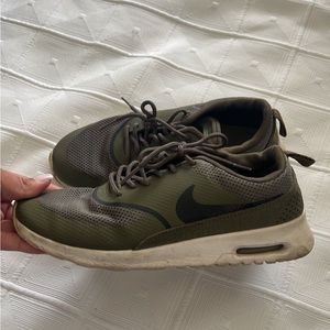 Green air max Thea